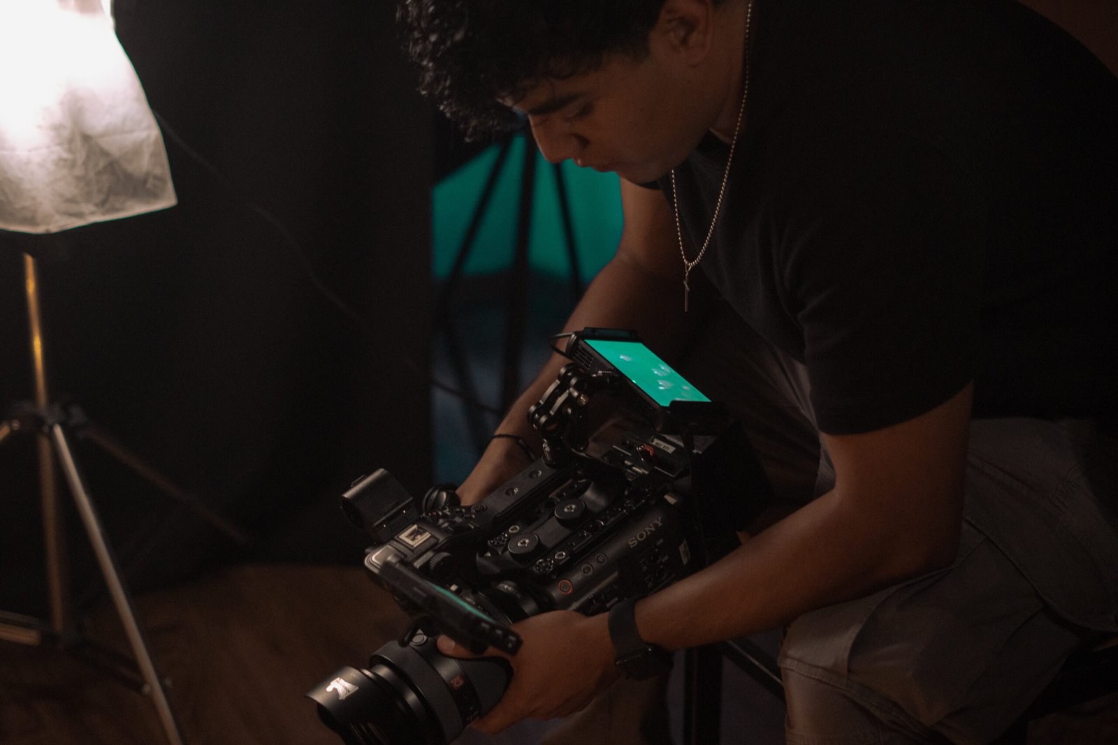 Integrante de WRLD MAFIA operando una cámara profesional durante una producción audiovisual.